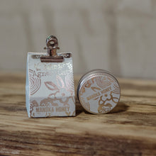 Load image into Gallery viewer, Agnes &amp; Cat Lip Balm Manuka Honey
