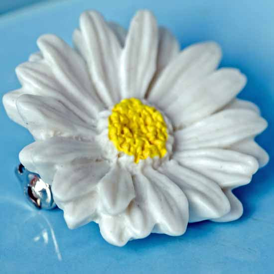 Resin Daisy Brooch White